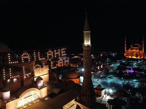 “Число посетителей нашей великолепной мечети, являющейся символом нашего Стамбула, достигло 104.325 человек”