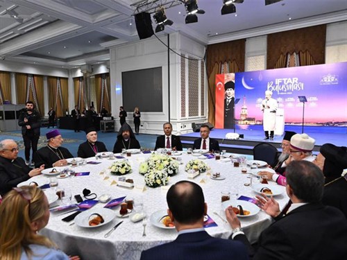 Был организован ужин «ифтар», с участием Заместителя Президента Республики Октая (Oktay), духовных лидеров и генеральных консулов.