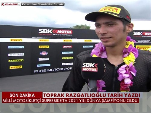 «Мы поздравляем нашего национального мотоциклиста Топрака Разгатлыоглу (Toprak Razgatlıoğlu). Ты пронесся словно ветер, Чемпион! 🏆🏍»